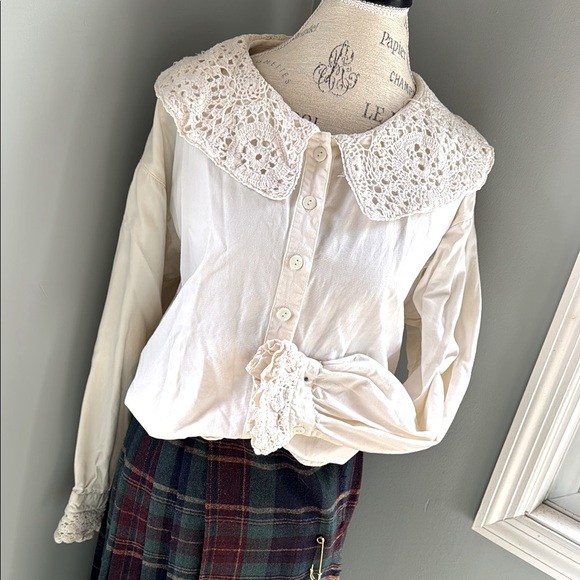 Vintage Tops - Vintage Solutions embroidered large Peter Pan collar sleeved button down EVC